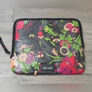 Sakroots Artist Circle Floral Ipad Sleeve Holder Travel Countryside Cottage